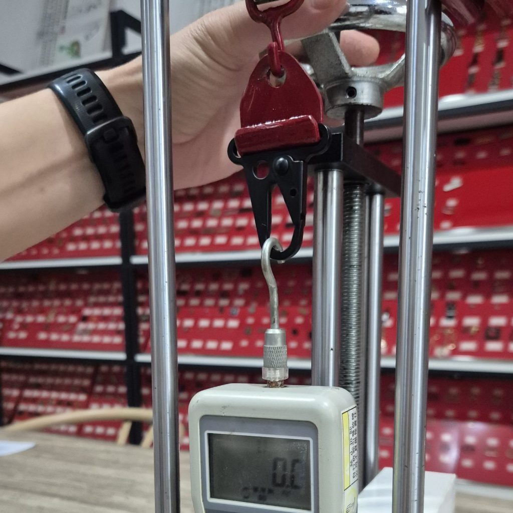 Clasp Sling Hook Tensile Test โ How Much Load Can Zinc Alloy Hardware Actually Handle? | Jin Global